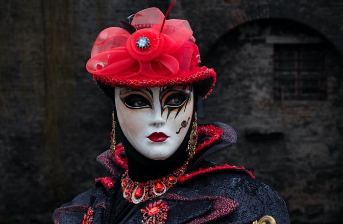 Photograph of person wearing a mask at Les Costumés de Venise